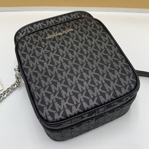 MICHAEL KORS
Jet Set Travel Medium Signature Logo Crossbody Bag
COLOR BLACK - Picture 2 of 15